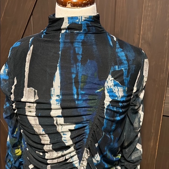 Chic Abstract Ruched Top - Picture 3 of 9